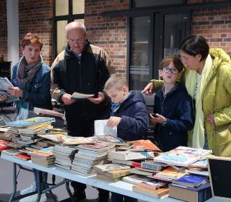 Noc Bibliotek w Lesznie dała możliwość podziwiania miasta z dachu książnicy ZDJĘCIA