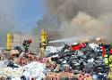 Pożar w Warszawie. Na terenie składowiska śmieci w Rembertowie wybuchł ogień. Ewakuowano pracowników. Trwa akcja służb