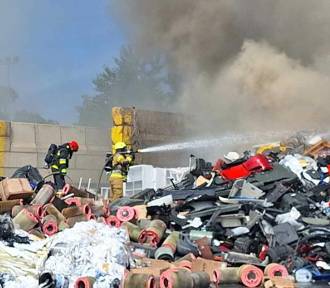 Pożar składowiska śmieci w Rembertowie. Trwa akcja Straży Pożarnej