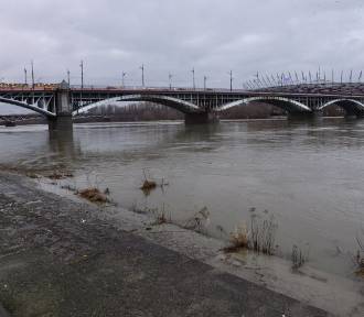 Wysoki stan wody w rzekach na Mazowszu. Czy Warszawie grożą podtopienia? 