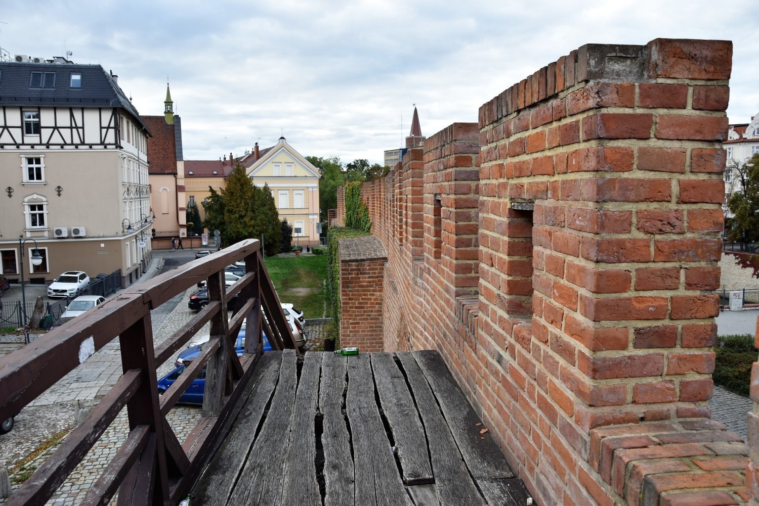 Podest i balustrada na murach obronnych Opola są w złym stanie