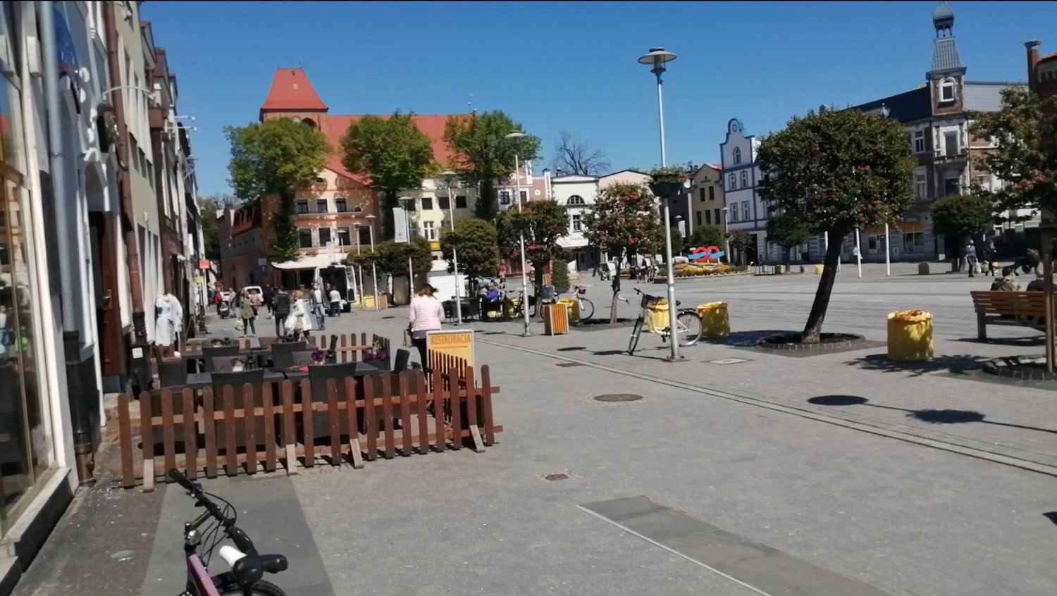 Maj 2020 w Pucku: na starówce kwitnie życie towarzyskie