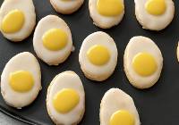 Ciastka jajka sadzone to wielkanocny hit. Zachwycają wyglądem i smakiem