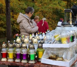 Przycmentarne placyki wypełniły się sprzedawcami (wideo)