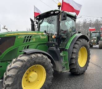 Protest rolników na DW713 Ujazd - Rokiciny. Traktorami zablokowali ronda. FOTO, WIDEO