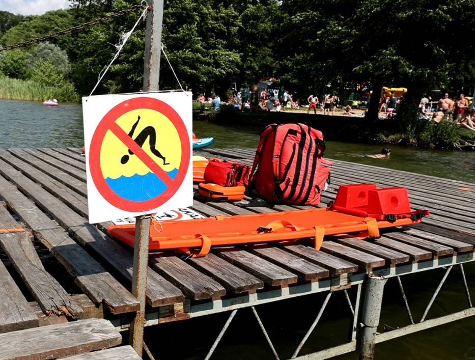 Ratownicy są już nad jeziorami w okolicach Leszna, ale nie wszędzie 