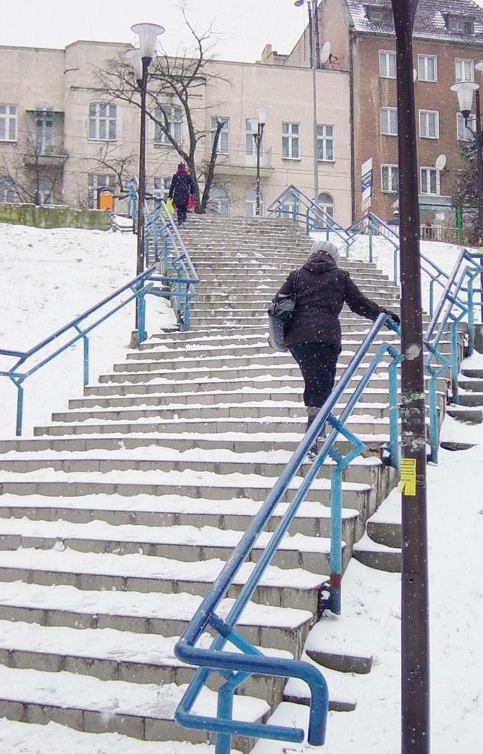 Mieszkańcy mają problem z utrzymaniem równowagi na wyremontowanych schodach między Górną i Dolną Wildą