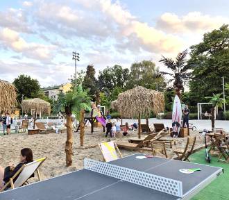 Wakacyjna oaza w środku miasta. W Warszawie otwarto nietypową plażę