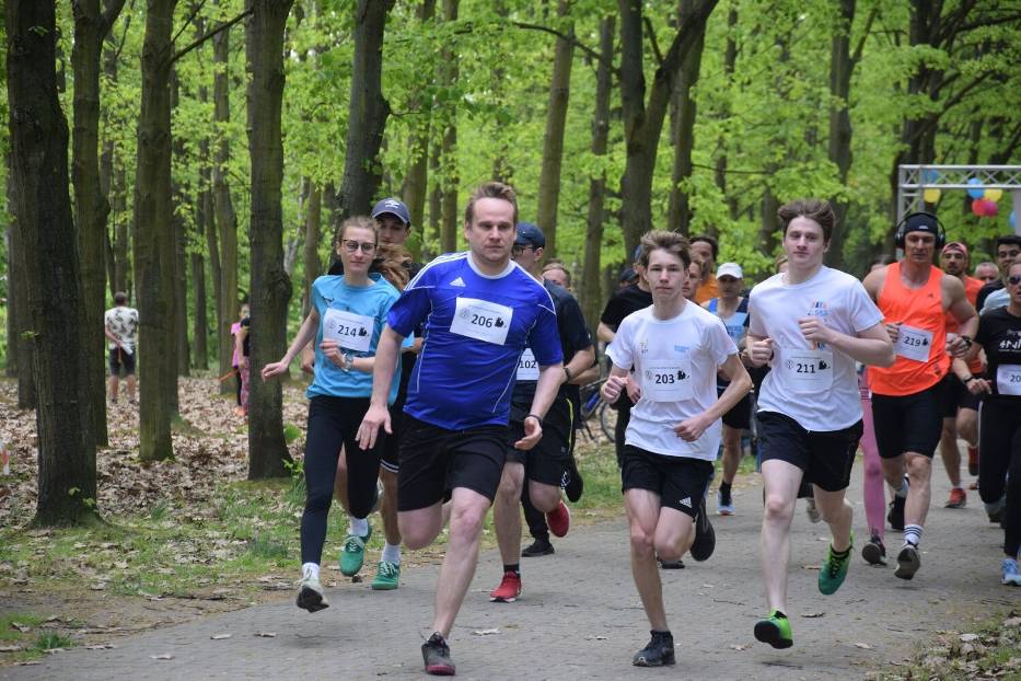 Biegacze rządzili w Parku Śremskich Odlewników. Blisko 250 biegaczy wystartowało w piętnastym Festiwalu Biegowym Ekonoma [film, zdjęcia]