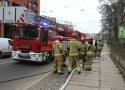 Pożar jednego z bloków we Wrocławiu. Na miejscu pracują służby ratunkowe