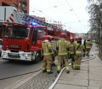 Pożar jednego z bloków we Wrocławiu. Na miejscu pracuje straż pożarna i pogotowie