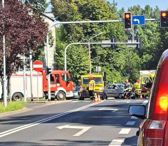 Wypadek w Katowicach! Na miejscu straż pożarna i policja, jedna osoba z obrażeniami