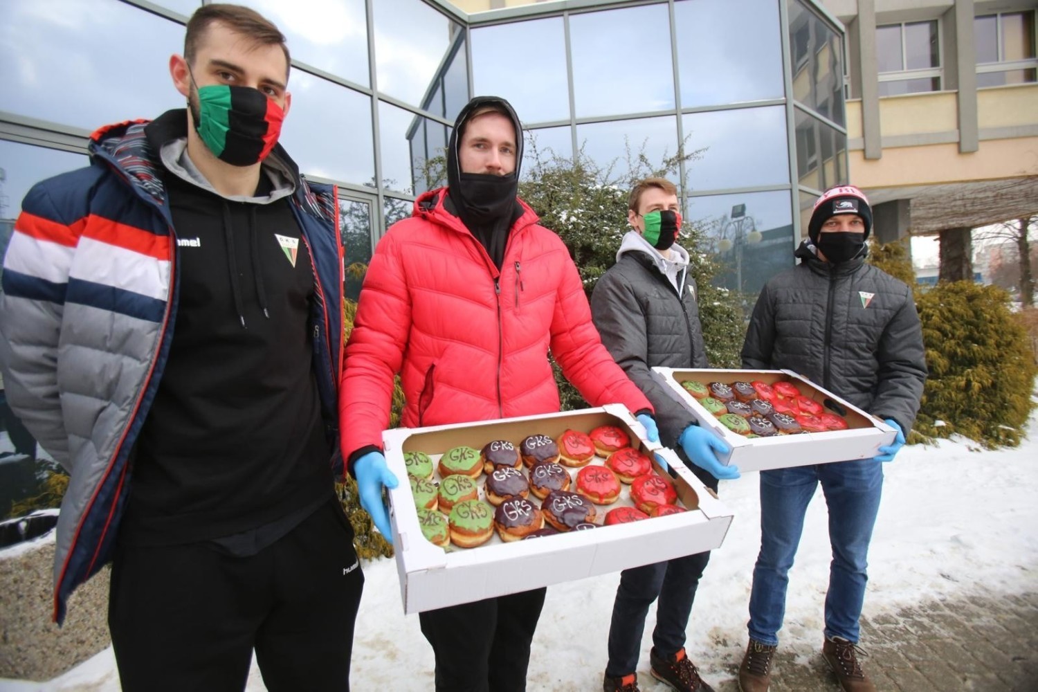 Sportowcy GKS Tychy rozdawali w mieście trójkolorowe pączki w barwach klubuZobacz kolejne zdjęcia