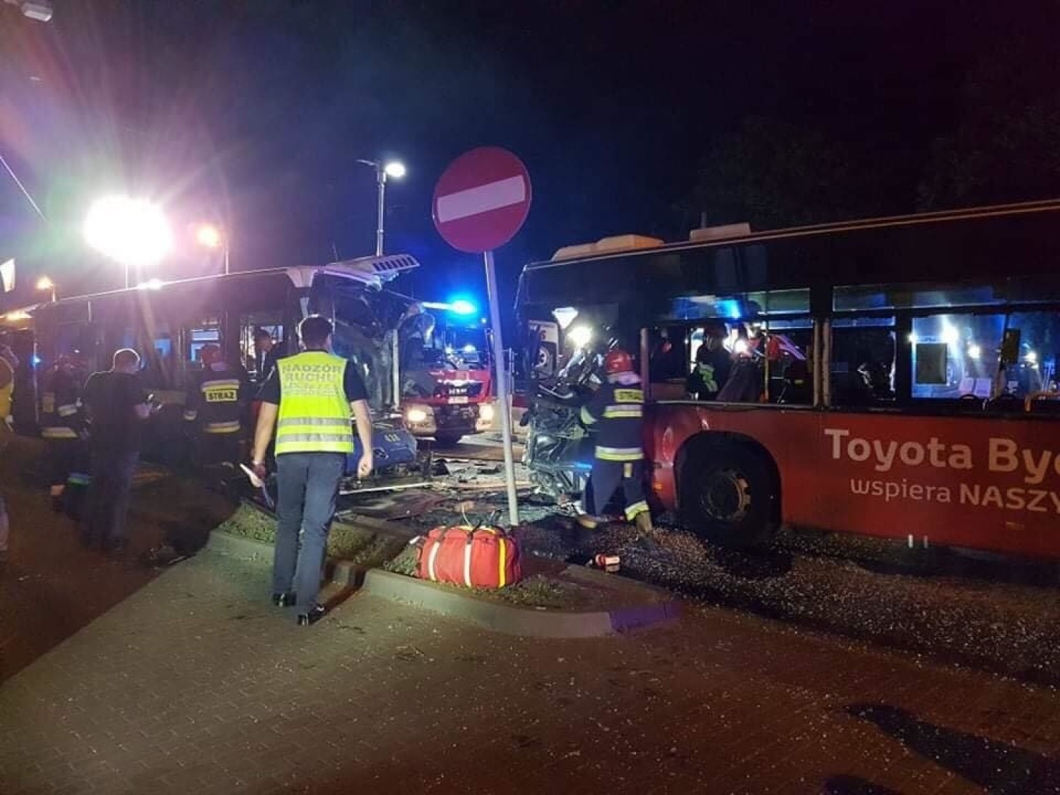 Do szpitali zabrano 18 osób