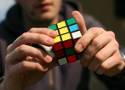 Chcesz nauczyć się łatwo układać Kostkę Rubika? Zobacz 5 najlepszych aplikacji, które ci w tym pomogą. Dowiedz się, jak ułożyć