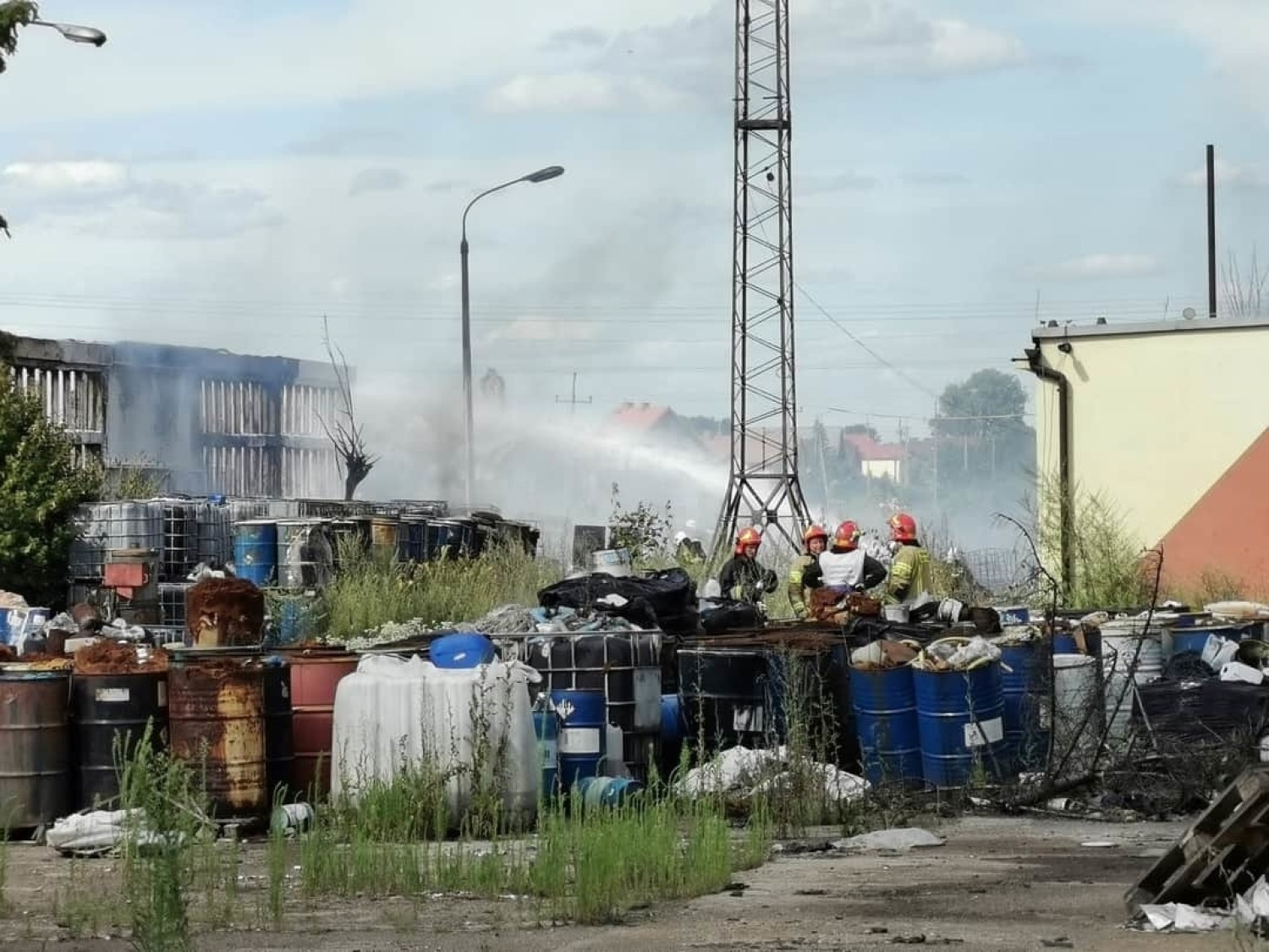 Pożar w Zgierzu przerażający ogień i akcja strażakówSkładowisko groźnych odpadów znajduje się na terenie przy ulicy Majdany 10 w Kutnie