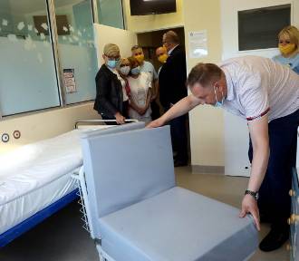 Nowe łóżka dla opiekunów małych pacjentów na pediatrii legnickiego szpitala, zdjęcia