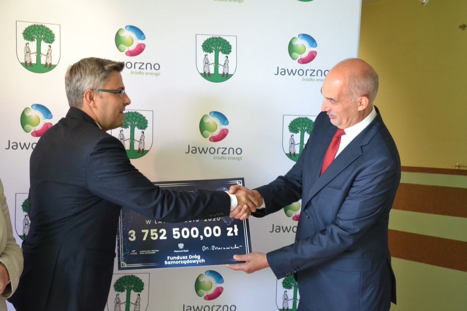 Czek na ręce prezydenta Jaworzna Pawła Silberta przekazał wojewoda śląski Jarosław Wieczorek w obecności poseł Ewy Malik, wicemarszałka województwa śląskiego Dariusza Starzyckiego oraz radnej sejmiku województwa śląskiego Marii Materli