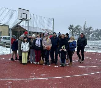 Inauguracja nowopowstałego boiska do koszykówki w Kowalewku