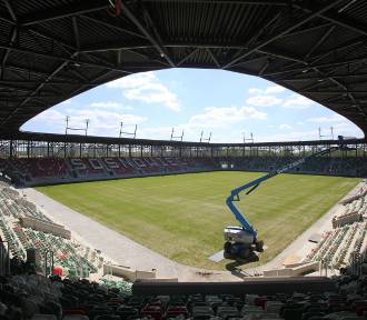 Boisko stadionu w Sosnowcu już się zieleni, ale do zielonego dywanu jeszcze daleko