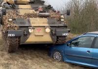  Burmistrz rozjechał czołgiem auto. To nietypowa  kampania społeczna w Skarszewach 