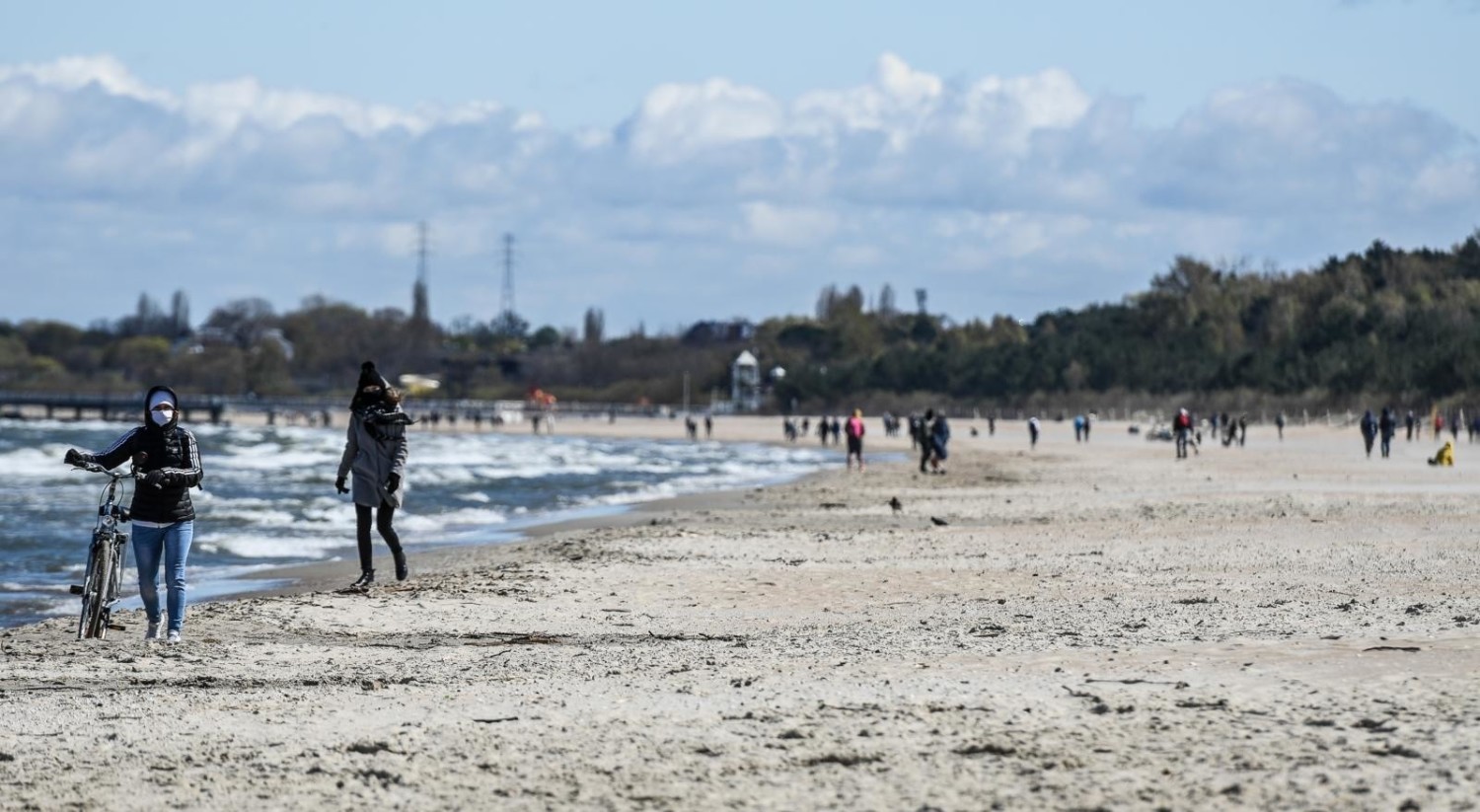 Wielu mieszkańców Trójmiasta postanowiło aktywnie spędzić sobotni dzień (25 kwietnia) na plażach, w parkach czy lasach
