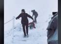 Tak "niedzielni turyści" zdobywali Śnieżkę. Wybrali się w góry zimą, jak na spacerek 