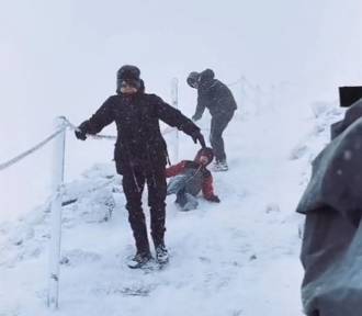 Tak "niedzielni turyści" zdobywali Śnieżkę. Wybrali się w góry zimą, jak na spacerek 