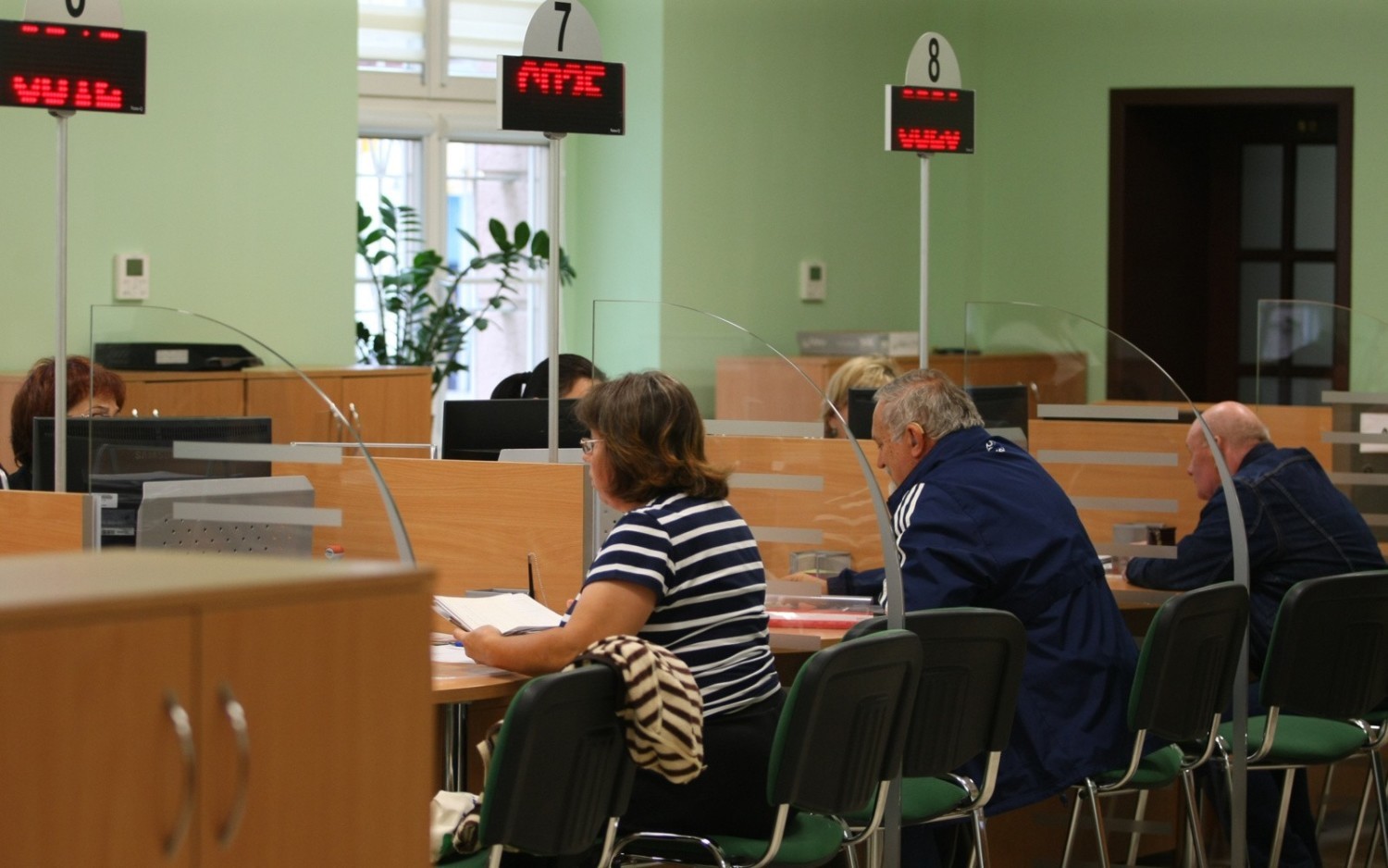 obecna pensja na rękę: 1 003 złemerytura kobiety, staż 35 lat: 448 zł emerytury mężczyzny, staż 40 lat: 626 zł