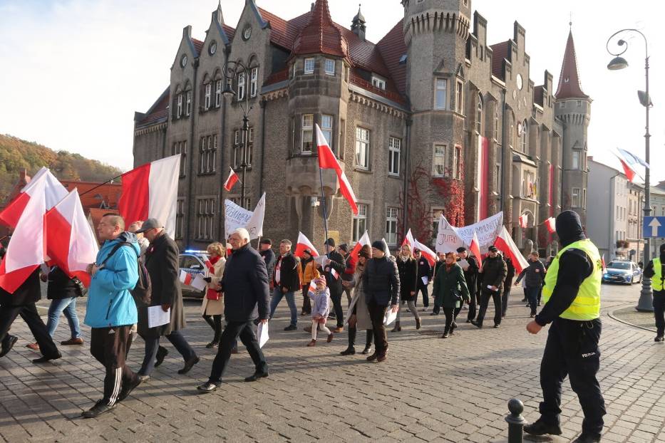 II Wałbrzyski Marsz Niepodległości przeszedł ulicami miasta 11 listopada 2023. Zobaczcie zdjęcia!