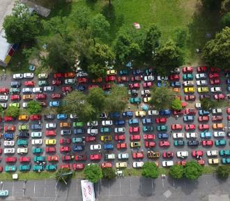 Rekord Fiatów 126p w Parku Słupna. 304 pojazdy w jednym miejscu!