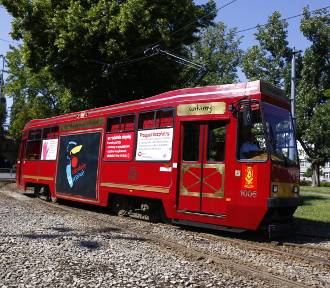 Wyjątkowy tramwaj przejechał ulicami Warszawy. W środku rozmawiano o... rodzinie zastępczej 