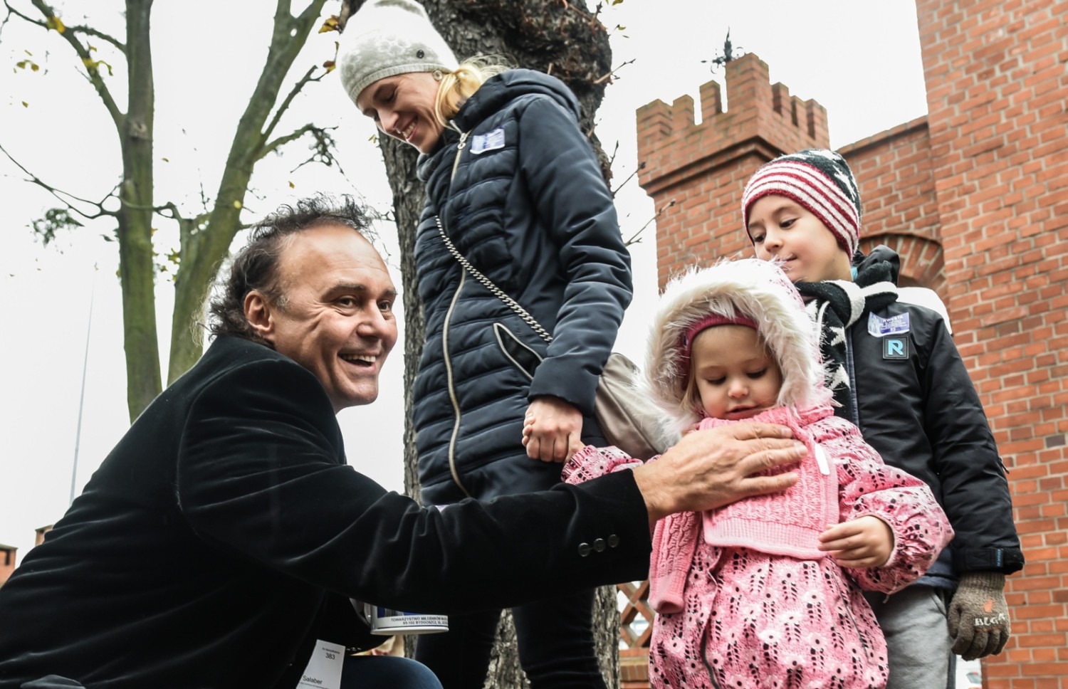 Najbardziej znana kwesta w Polsce, która ma za zadanie ratowanie zabytkowych nagrobków, to zbiórka zapoczątkowana przez Jerzego Waldorffa na warszawskich Powązkach