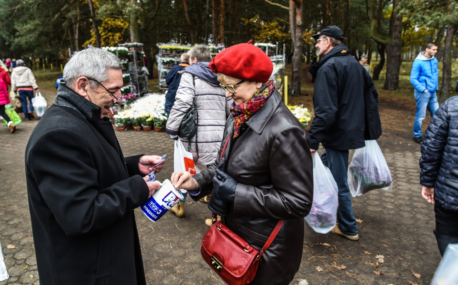 Najbardziej znana kwesta w Polsce, która ma za zadanie ratowanie zabytkowych nagrobków, to zbiórka zapoczątkowana przez Jerzego Waldorffa na warszawskich Powązkach