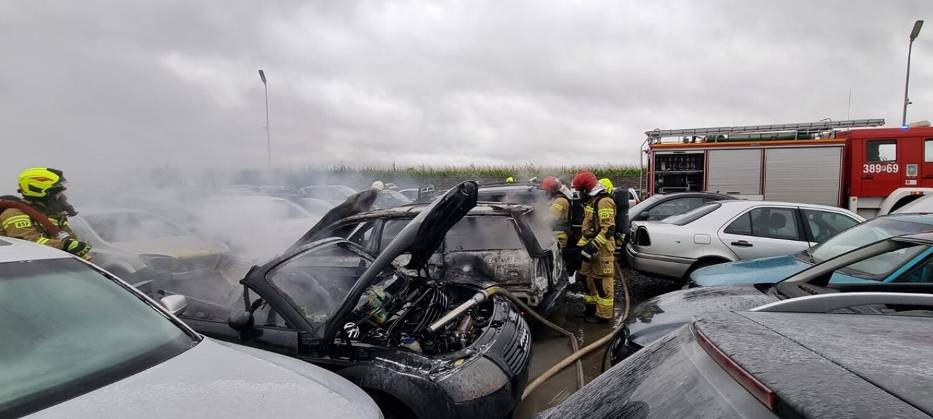Pożar samochodów w Lasocicach. Ogień rozwijał się mimo trwającej ulewy