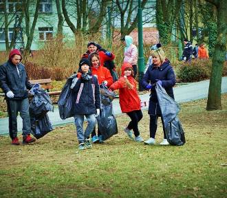 Ekologiczna akcja uchodźców. Posprzątali park Traugutta w Kutnie