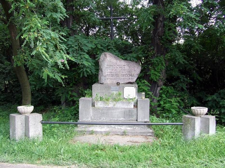 Obelisk Reduta Ordona przy ul