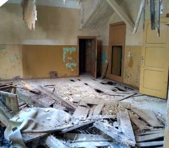 Budynek po szkole w Przyrownicy w gminie Wodzierady niszczeje. Apel o ratunek ZDJĘCIA