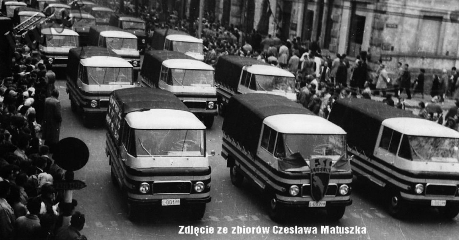 Żuki w pochodzie pierwszomajowym na ulicach Lublina