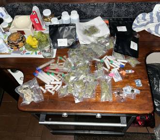 Nielegalna broń, narkotyki i tysiące złotych. 50-latek zatrzymany na Białołęce