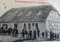 Pasjonat pokazał nam stare pocztówki z powiatu sławieńskiego. Zdjęcia
