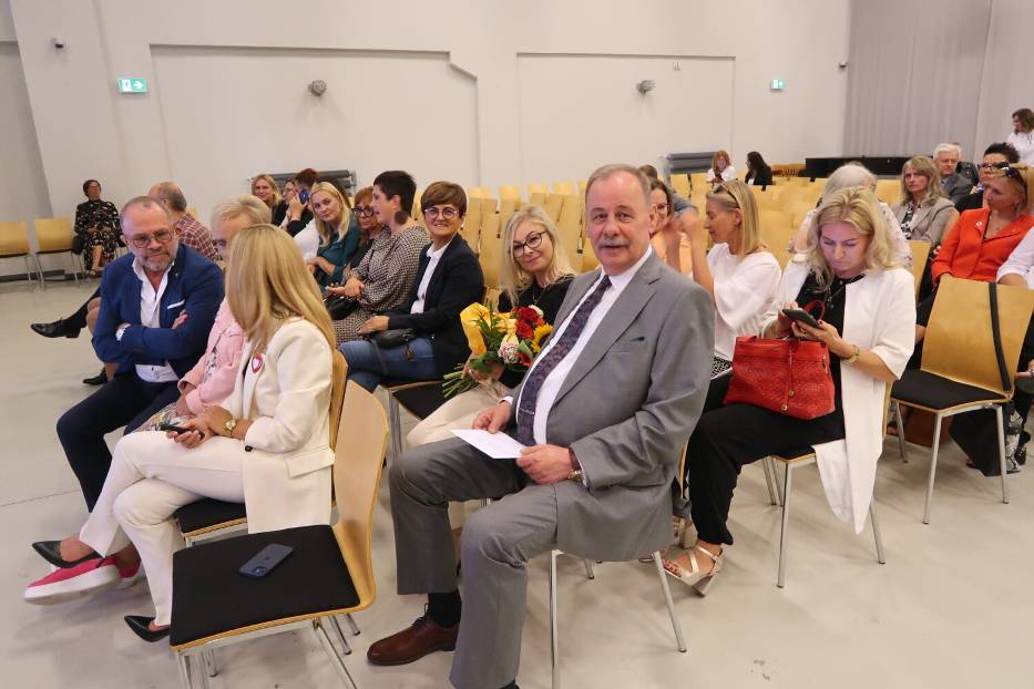 Nowy rok szkolny 2023/2024 w Wałbrzychu: Nominacje dla dyrektorów szkół, ślubowanie 41 nauczycieli mianowanych - lista i zdjęcia 