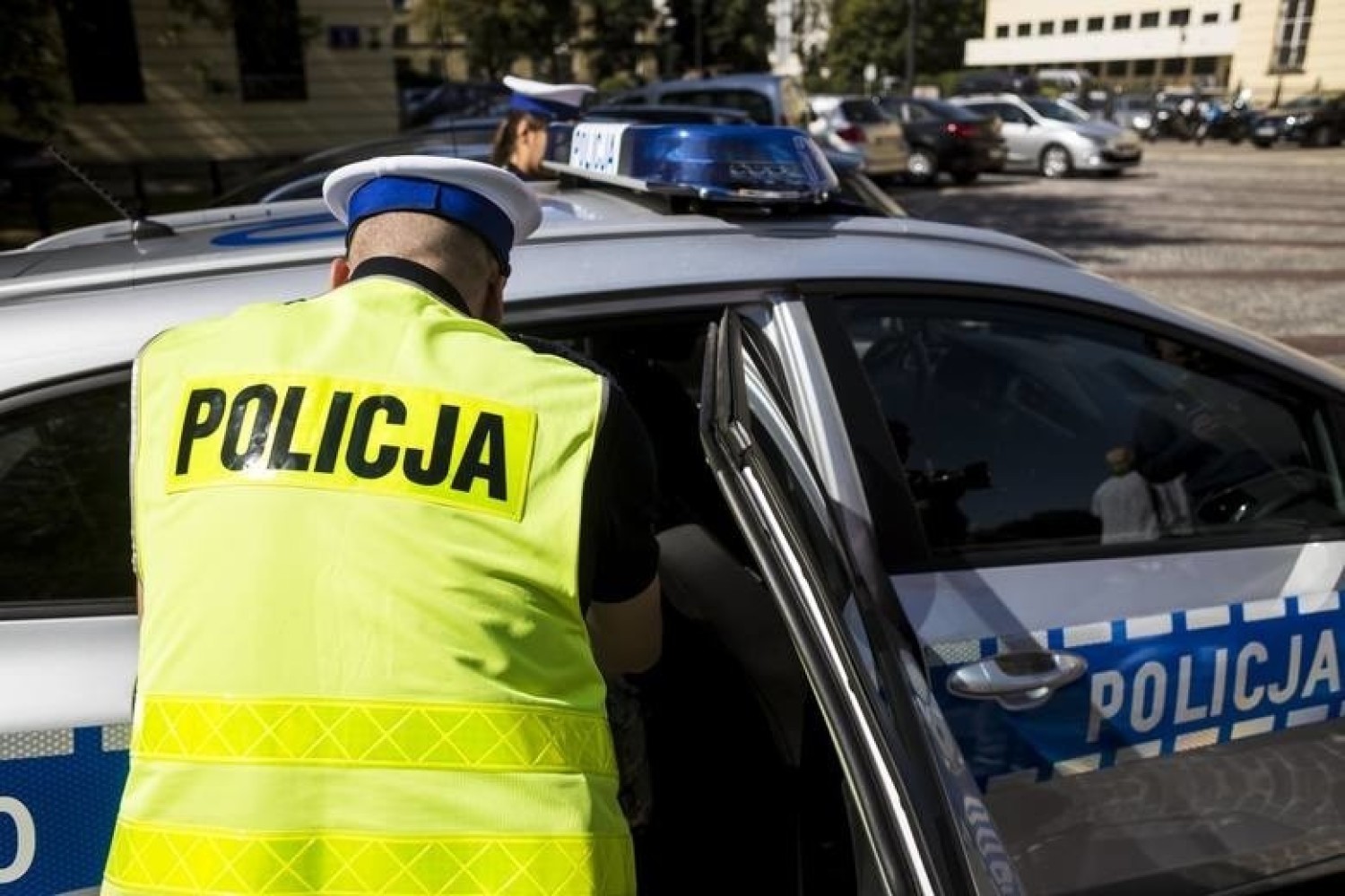 Z nieoficjalnych informacji wynika, że mężczyzna szedł chodnikiem z żoną