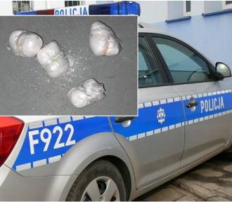 Policjanci znaleźli narkotyki w jednym z lokali w Bełchatowie.Zatrzymano cztery osoby