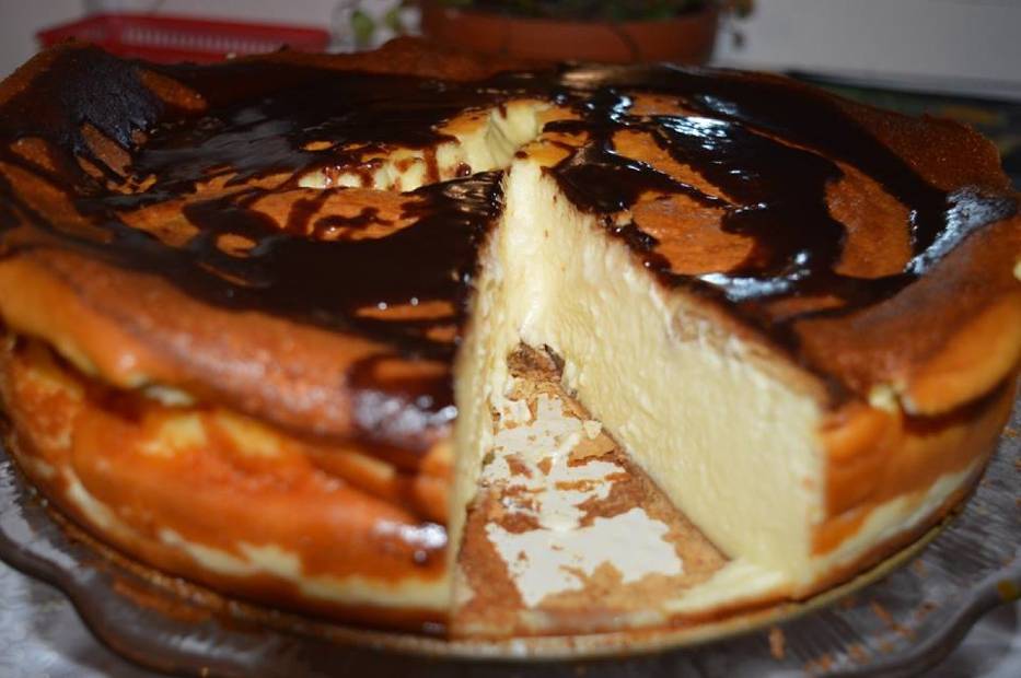 Sernik RydzykaSkładniki:1kg sera białego Mój Ulubiony1,5 szklanki cukru8 żółtek1 szklanka oleju2 budynie śmietankowe1 szklanka mleka1/2 litra śmietany kremówki 36%( najlepiej Łowicka)Herbatniki na spódSposób przygotowania:Żółtka ucieramy z cukrem