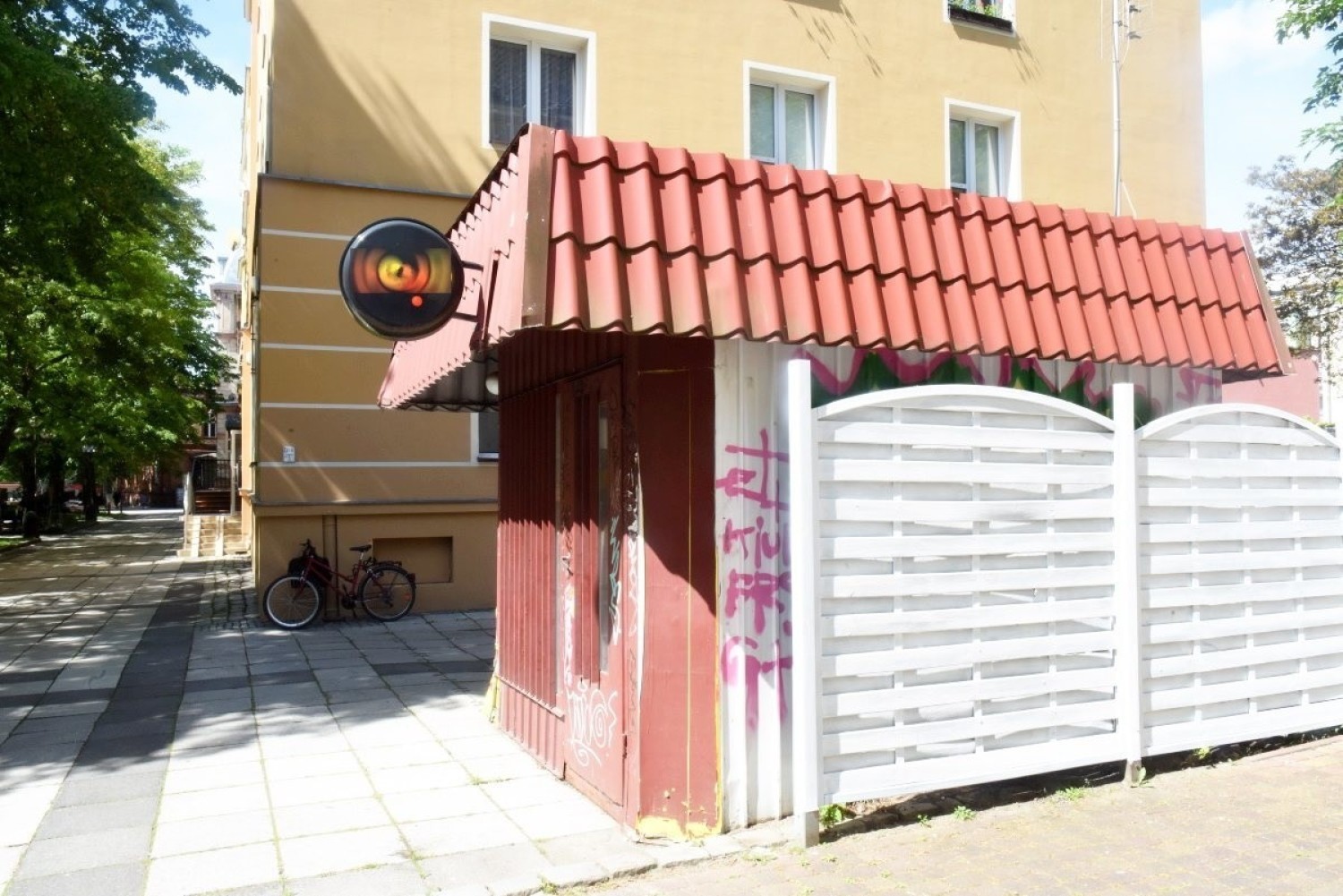 Ten kiosk niszczeje i szpeci deptak - twierdzą zielonogórzanie