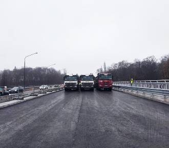 Dwieście ton wjechało na wiadukt Trasy Łazienkowskiej. Rozpoczęto próby obciążeniowe