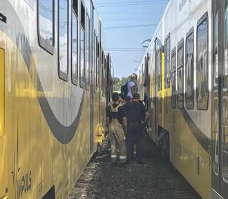 Zerwana sieć trakcyjna, pasażerowie pociągu ewakuowani - zdjęcia