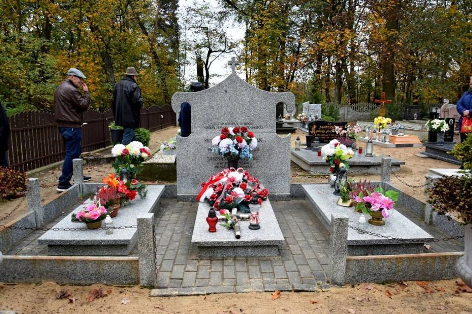 Znakowanie grobów Powstańców Wielkopolskich na cmentarzu w Chrośnicy i Łomnicy - 29 października 2019