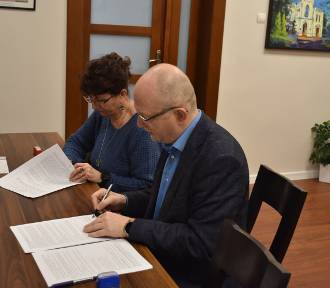 Gmina Kamieńsk podpisała umowę z FBserwis na wywóz odpadów